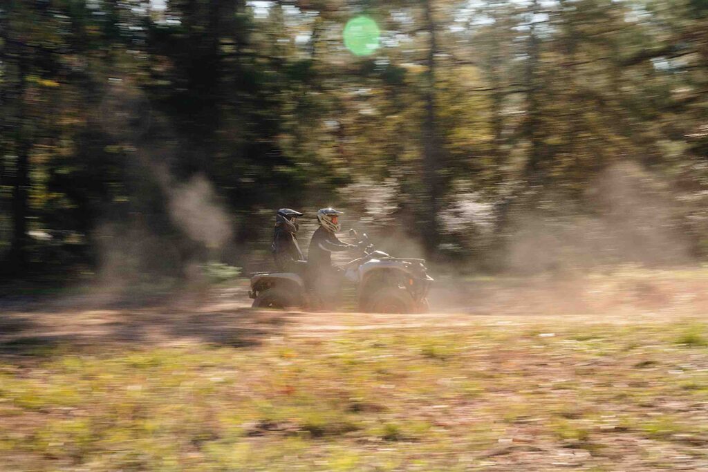 ORV-ATV-MY23-5-UTE-OUT-MAX-XT-700-PlatSatin-Action-AK-00733-RGB