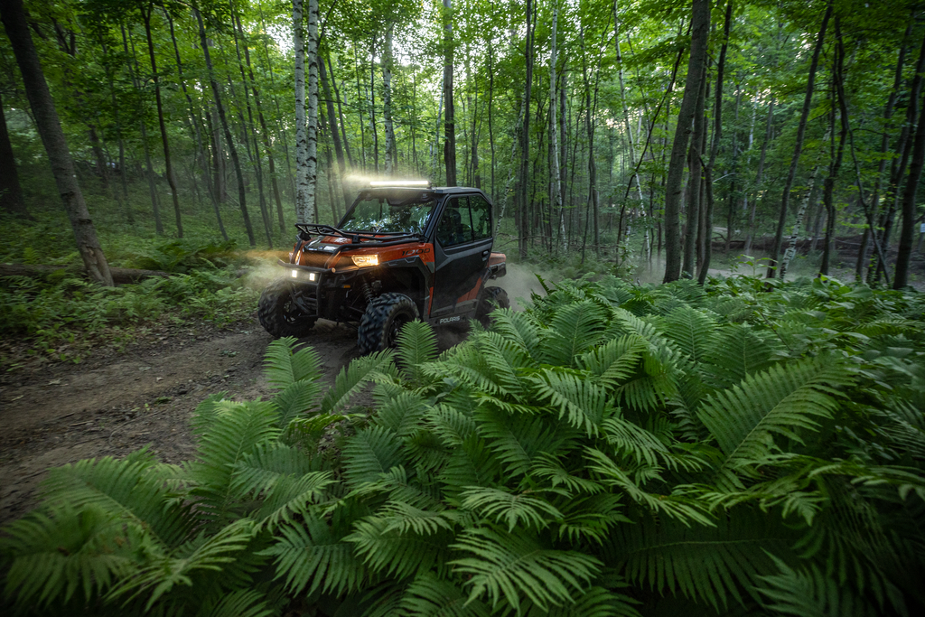 WebMedium_JPG-2024-orv-general-1000-premium-volcanic-orange-image-riding-utwy23-0368