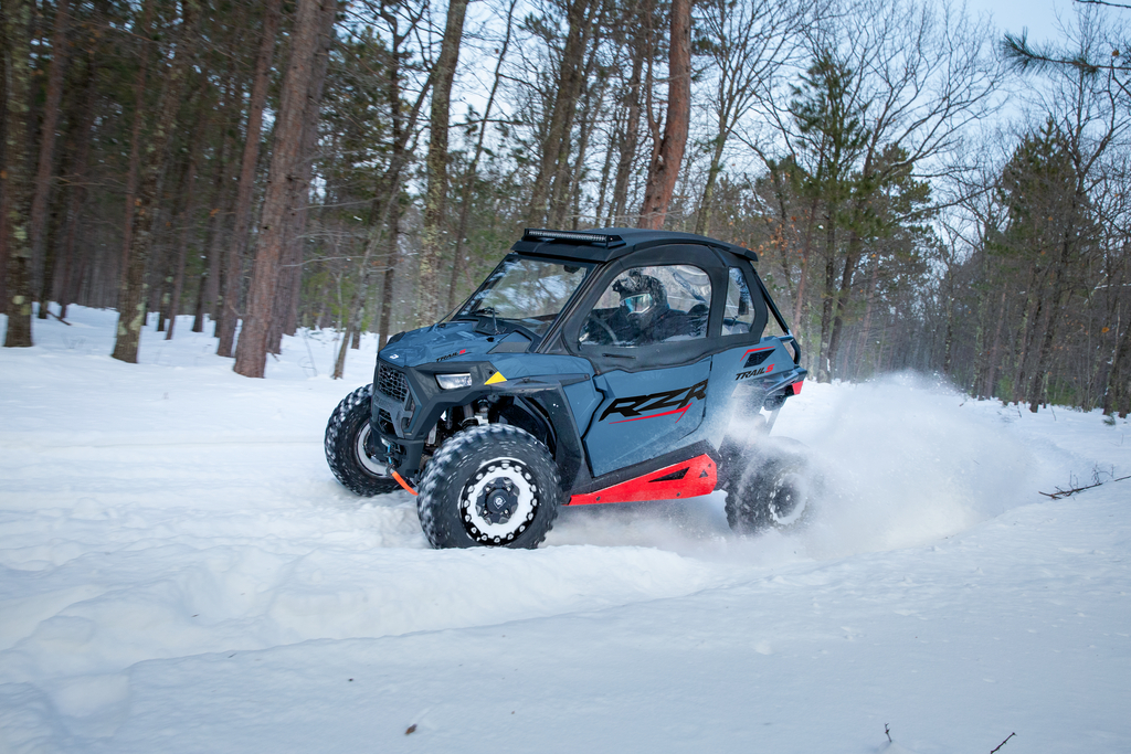 WebMedium_JPG-2024-orv-rzr-900strailsport-zenithblue-image-riding-00048